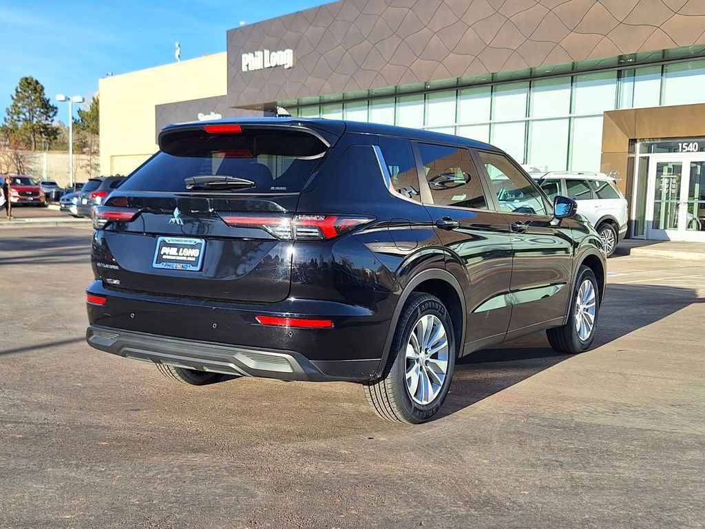 Used 2025 Mitsubishi Outlander ES image 3