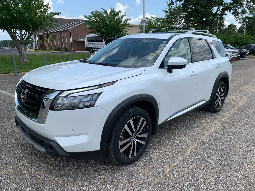 Used 2025 Nissan Pathfinder Platinum w/ Cargo Package FWD image 4