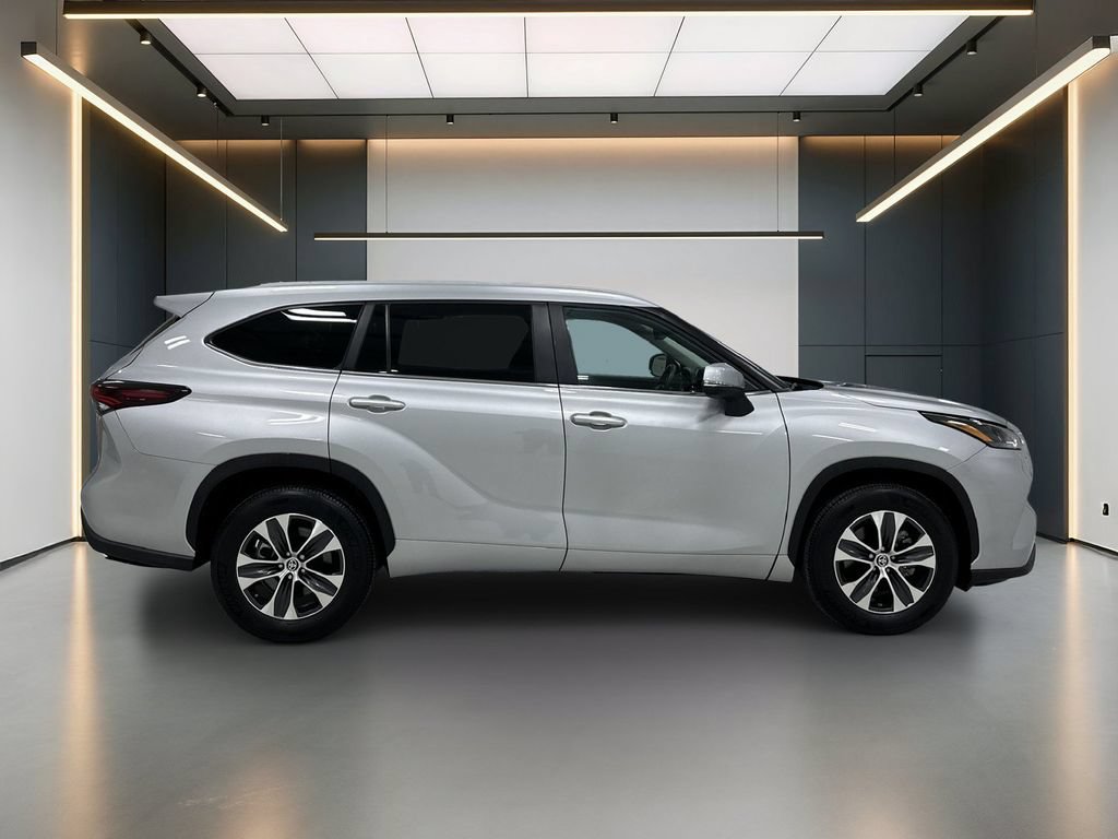 Used 2025 Toyota Highlander XLE FWD image 7