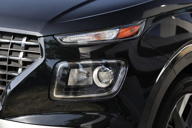 Used 2025 Hyundai Venue SEL FWD image 11