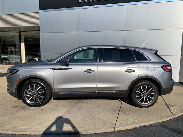 Used 2022 Lincoln Nautilus AWD image 2