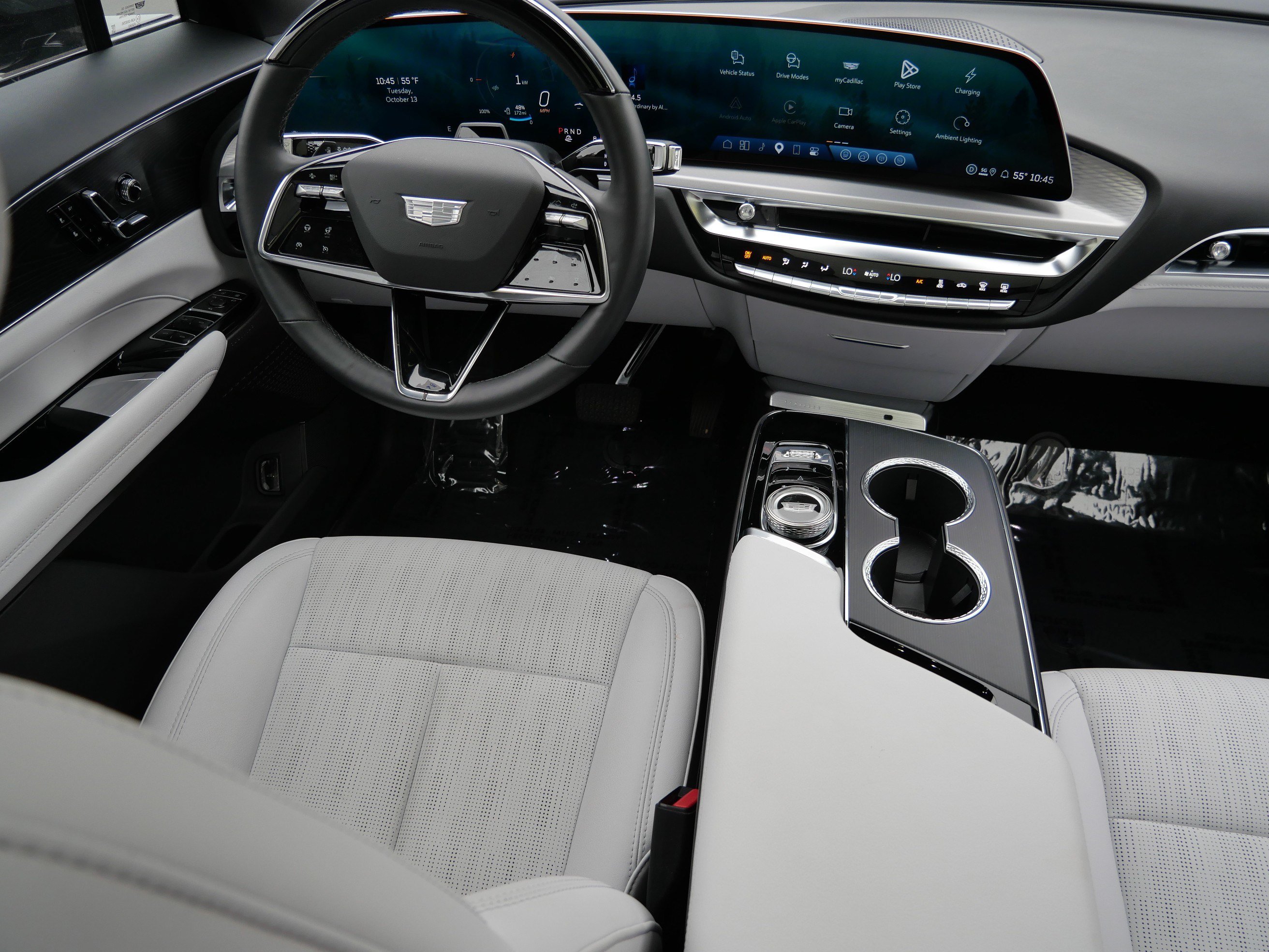 Used 2026 Cadillac Lyriq Luxury w/ LPO, Floor Liner Package AWD/4WD image 9