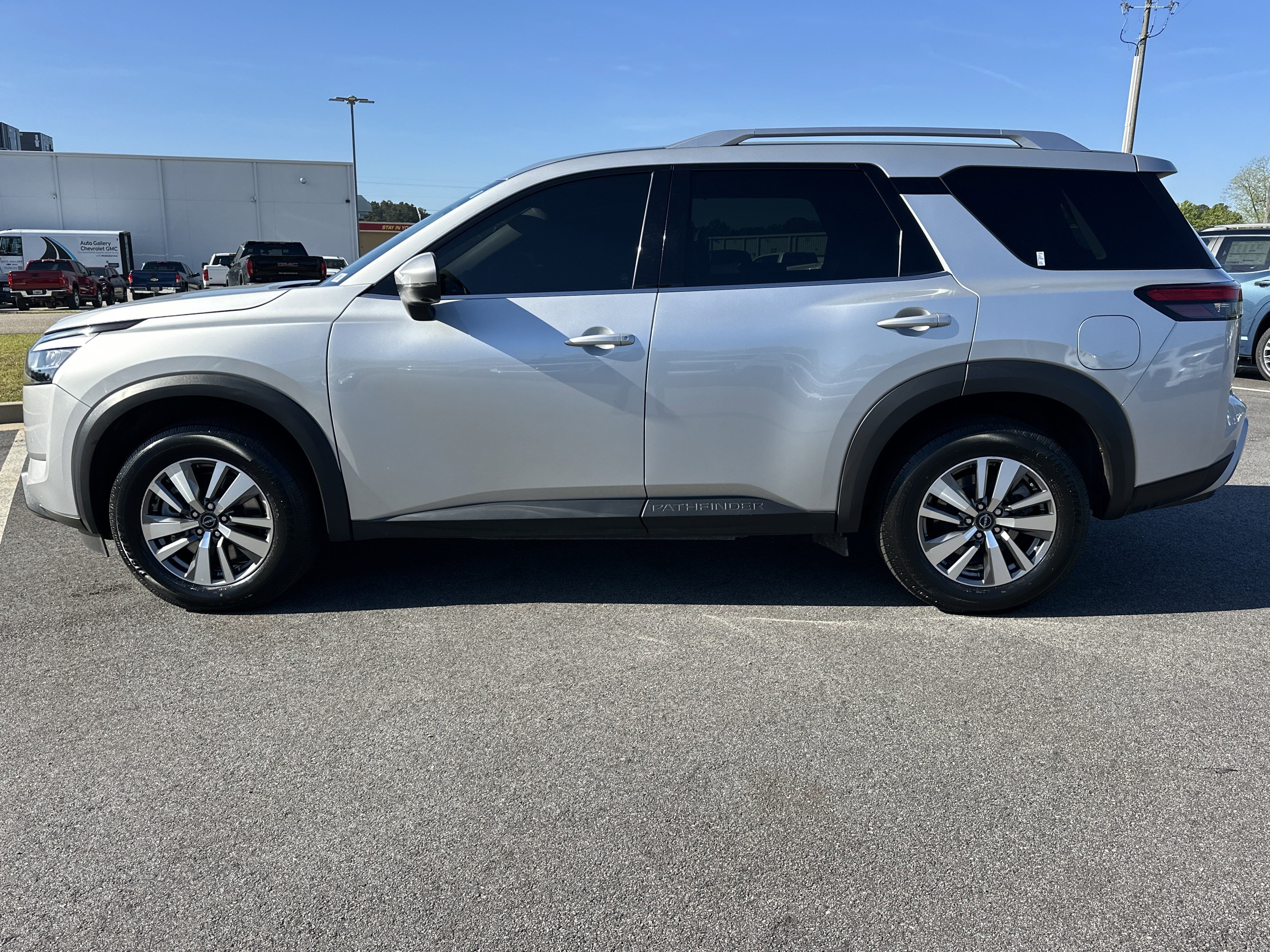Used 2023 Nissan Pathfinder SL image 9