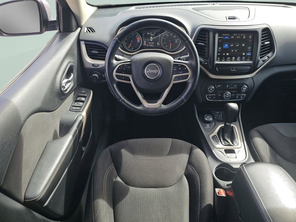 Used 2017 Jeep Cherokee Latitude w/ Comfort/Convenience Group AWD/4WD image 4