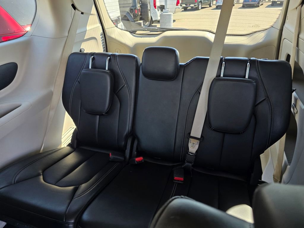 Certified 2023 Chrysler Pacifica Touring-L FWD image 16