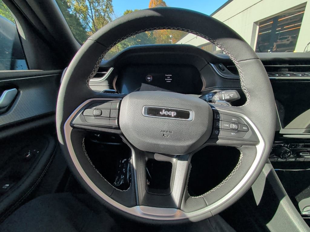 Used 2025 Jeep Grand Cherokee Laredo X w/ Luxury Tech Group I image 21