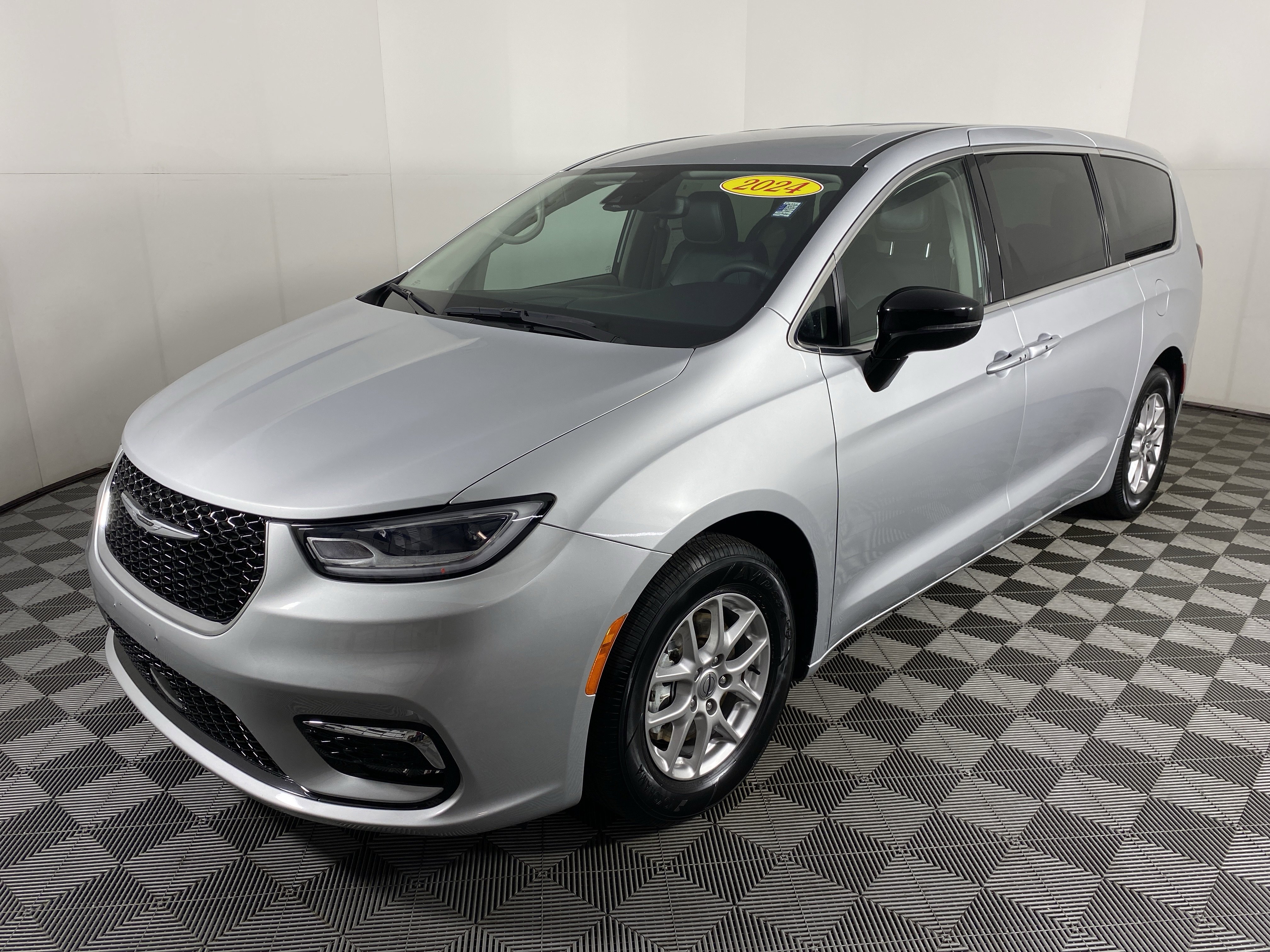 Used 2024 Chrysler Pacifica Touring-L image 10