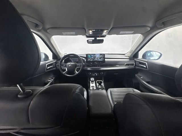 Used 2025 Mitsubishi Outlander SE FWD image 19