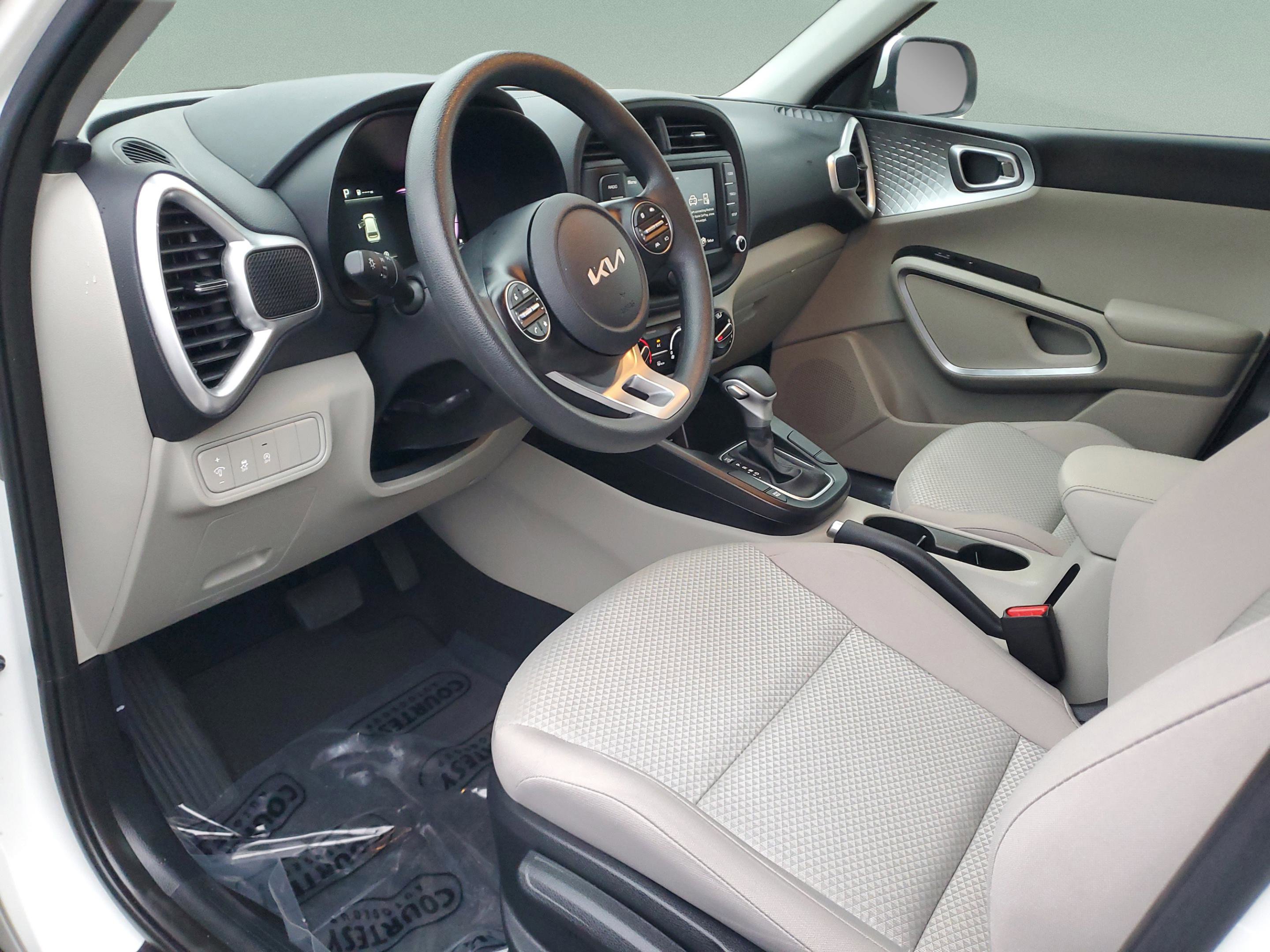 Certified 2025 Kia Soul LX image 17