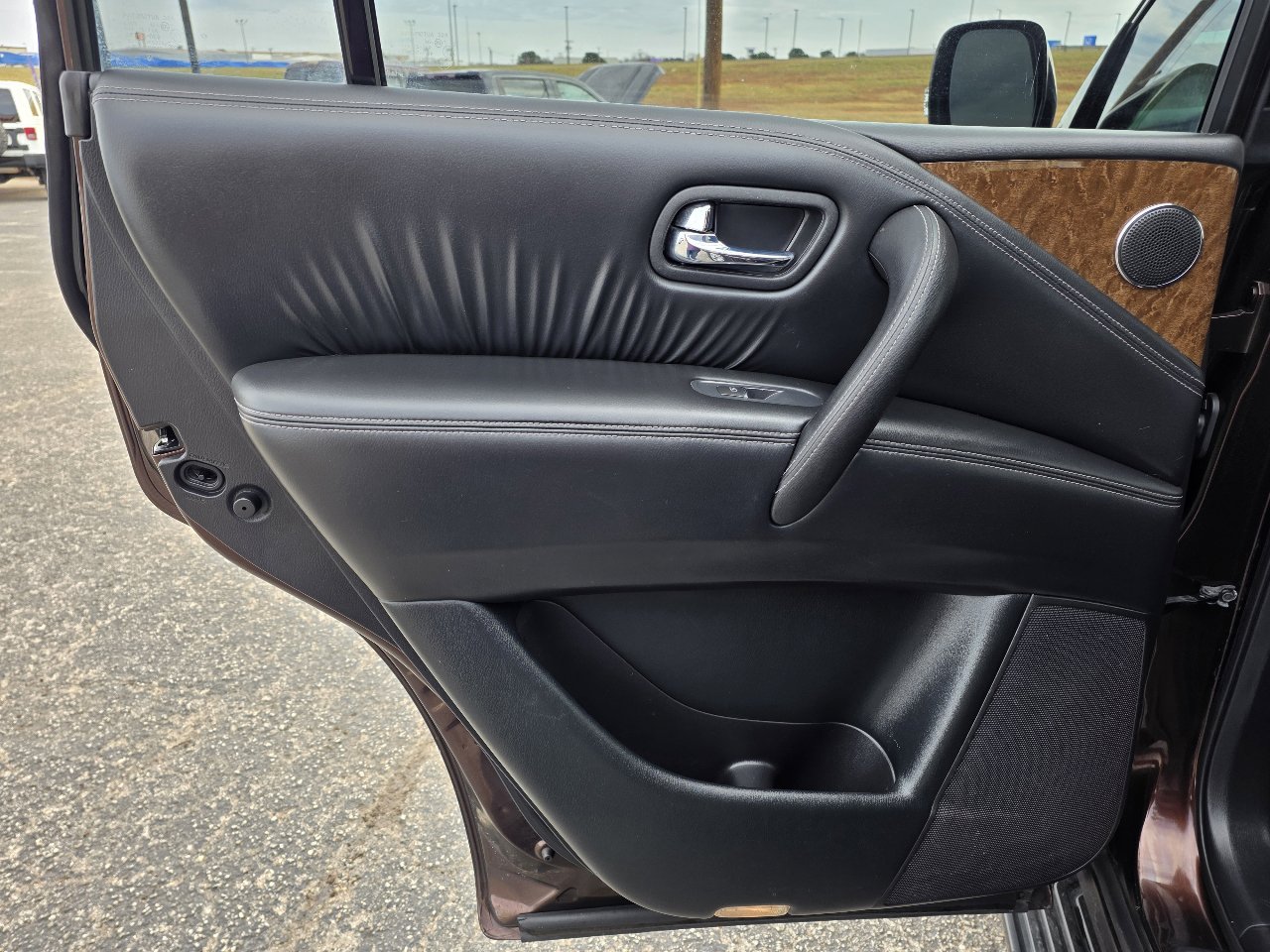 Used 2017 INFINITI QX80 4WD w/ Driver Assistance Package image 12