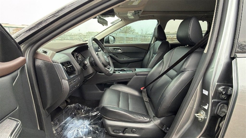 Used 2021 Nissan Rogue SV w/ Premium Package image 16