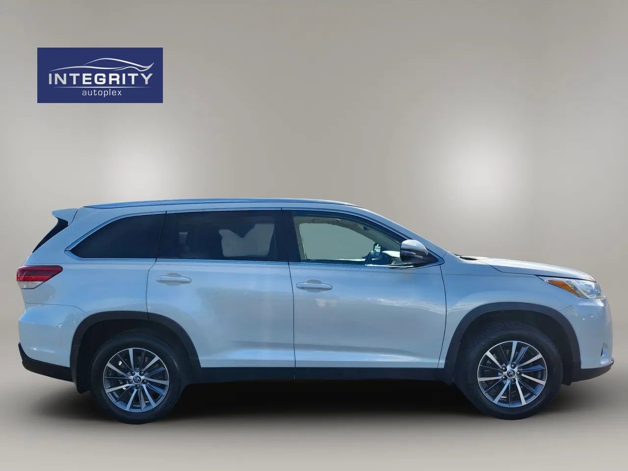 Used 2019 Toyota Highlander XLE AWD/4WD image 2