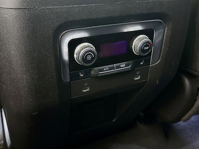 Used 2022 GMC Yukon XL SLT w/ SLT Premium Package image 30