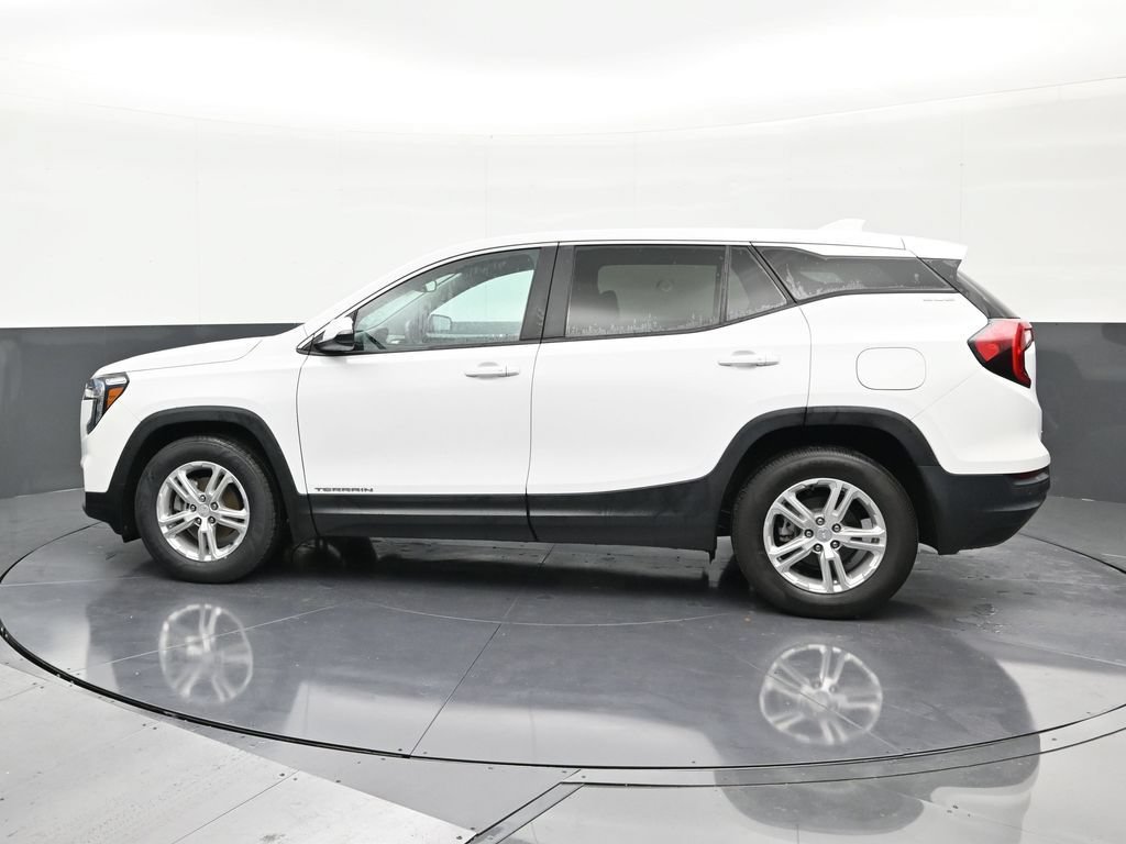 Used 2022 GMC Terrain SLE FWD image 2