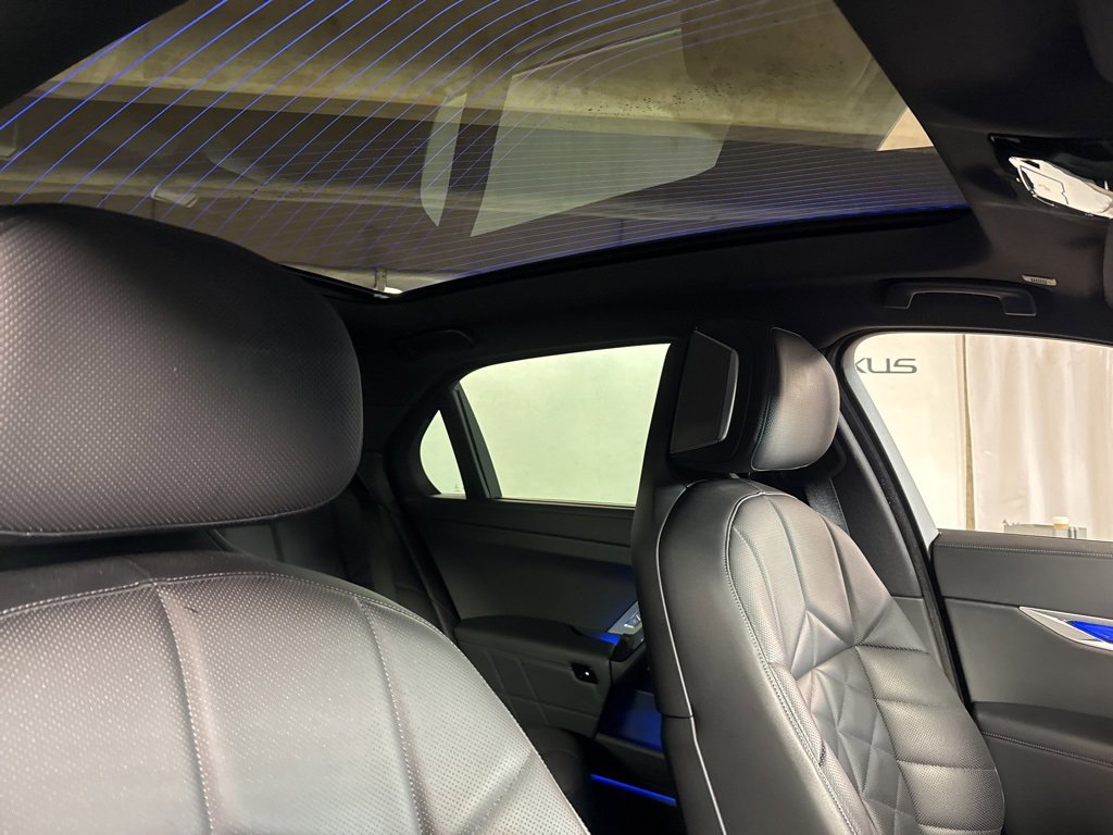 Used 2023 BMW 740i w/ Parking Assistance Package image 9