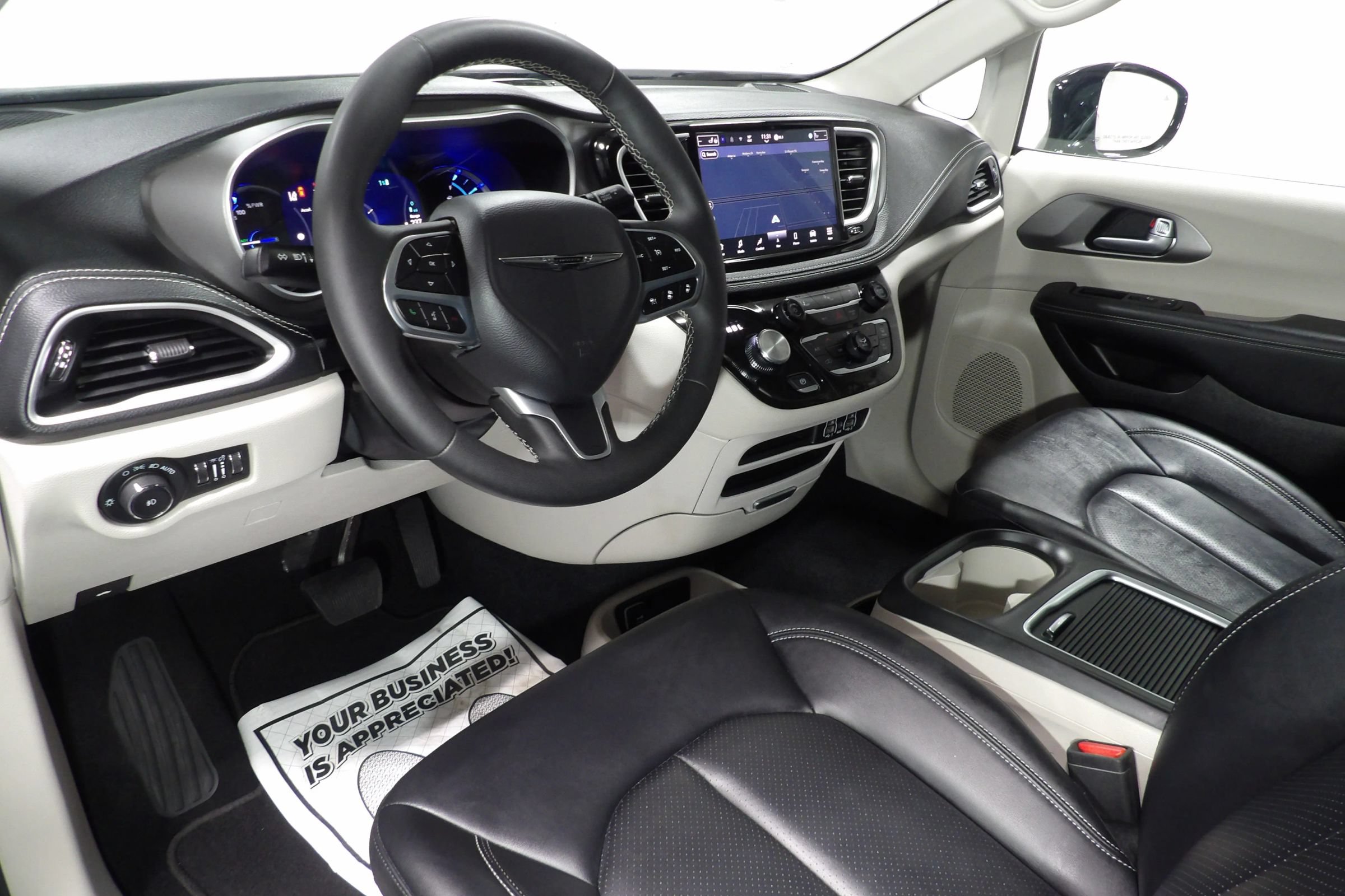 Used 2024 Chrysler Pacifica Limited FWD image 16