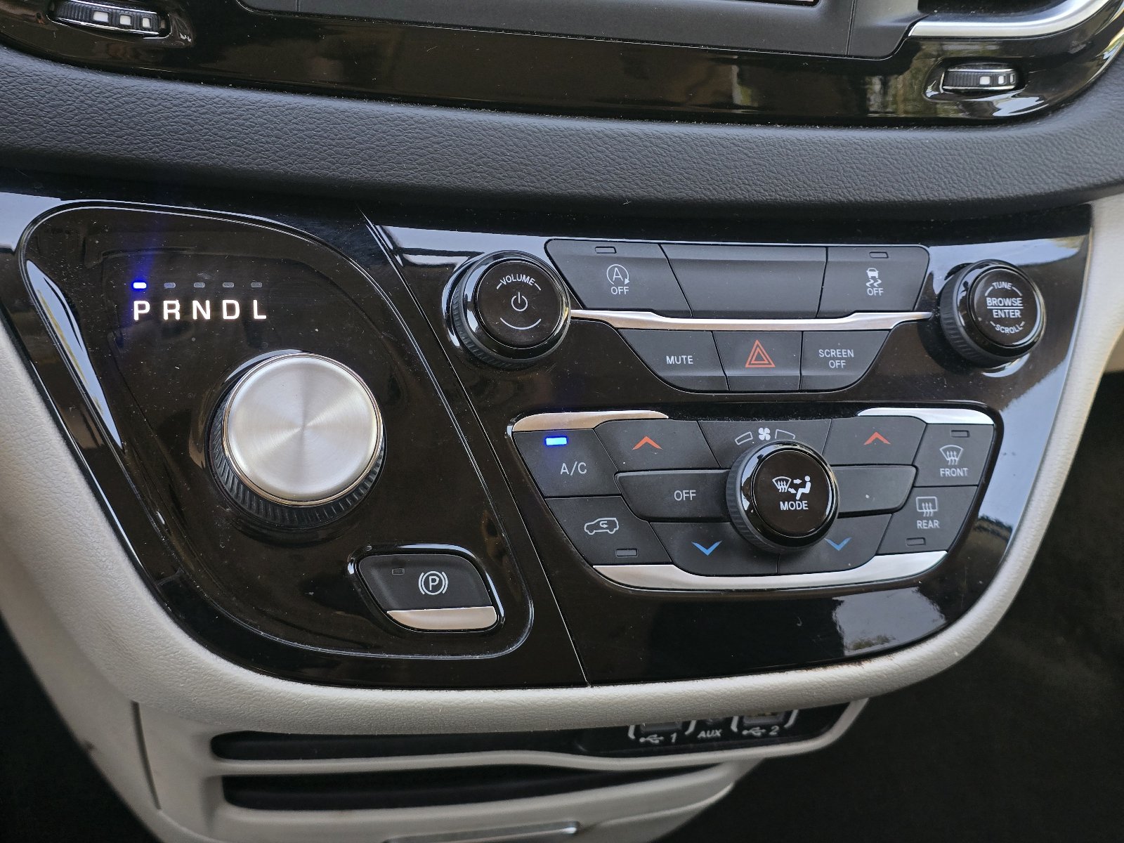 Used 2022 Chrysler Voyager LX FWD image 20