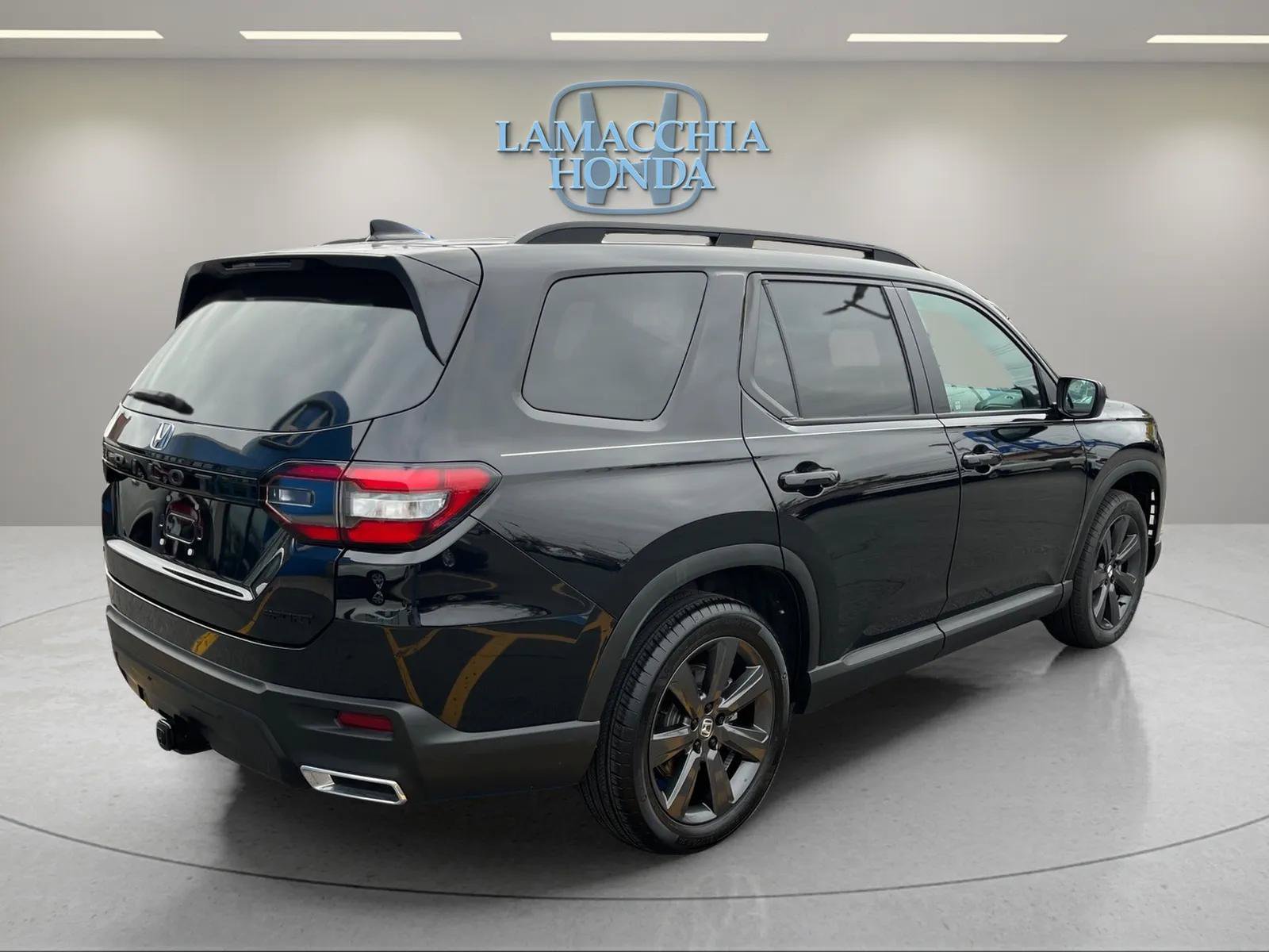 Used 2025 Honda Pilot Sport image 5