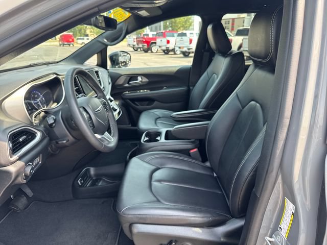 Used 2025 Chrysler Pacifica Select FWD image 9