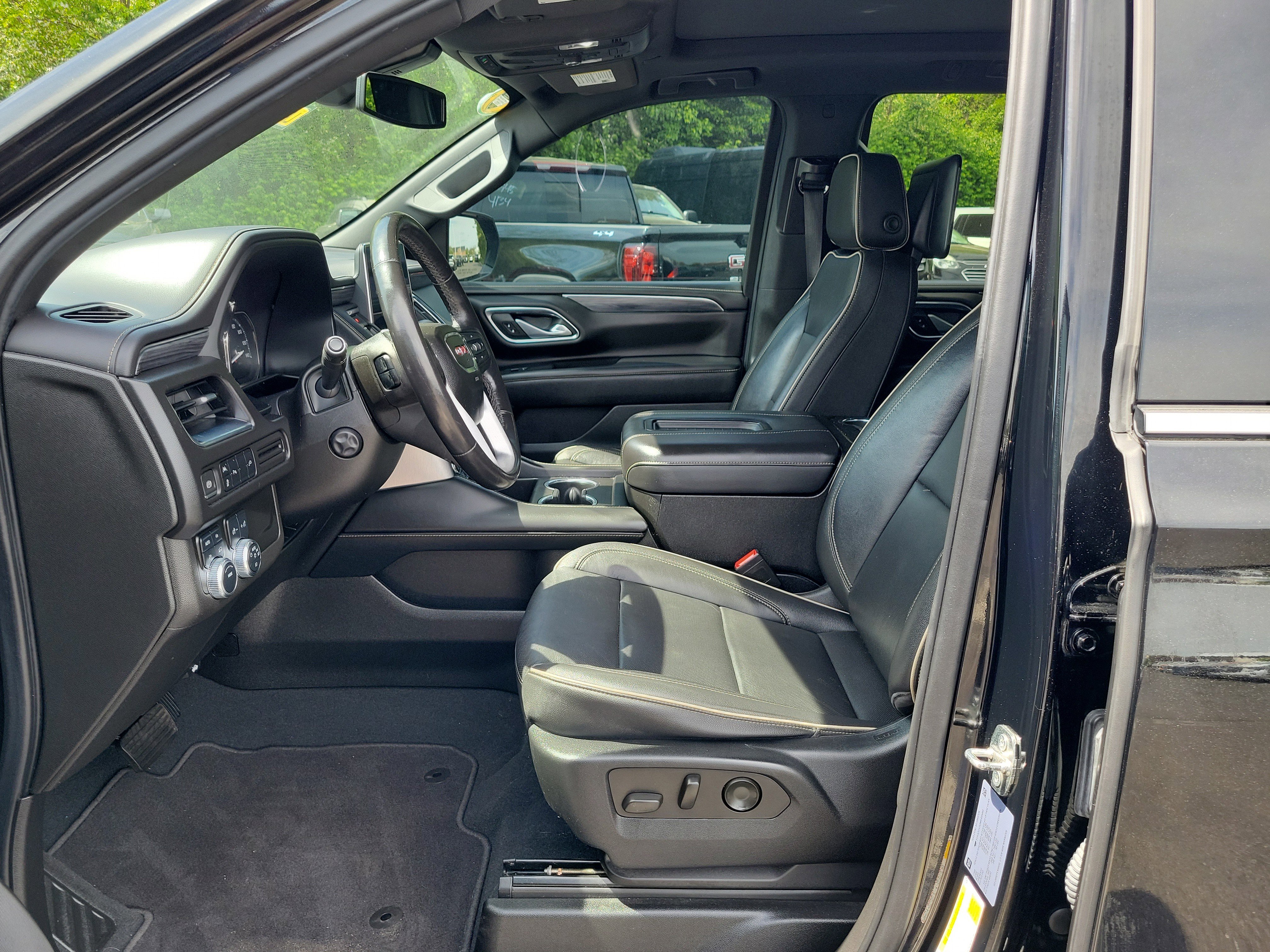 Used 2021 GMC Yukon XL SLT w/ SLT Premium Package image 16