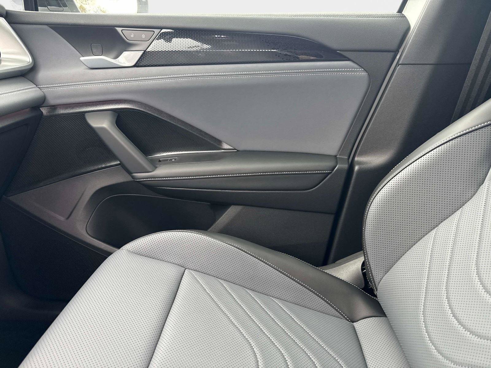 New 2026 Volkswagen Tiguan SE R-Line image 24