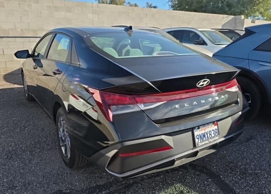 Used 2024 Hyundai Elantra SEL image 2