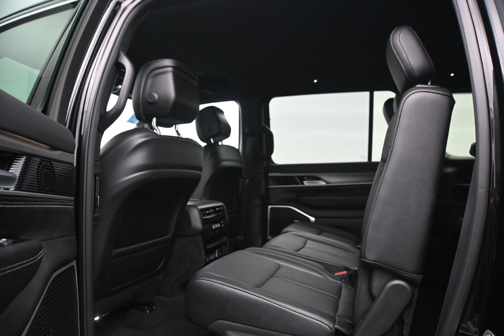 Used 2025 Jeep Wagoneer L Series II w/ 8-pass Seating Package AWD/4WD image 18