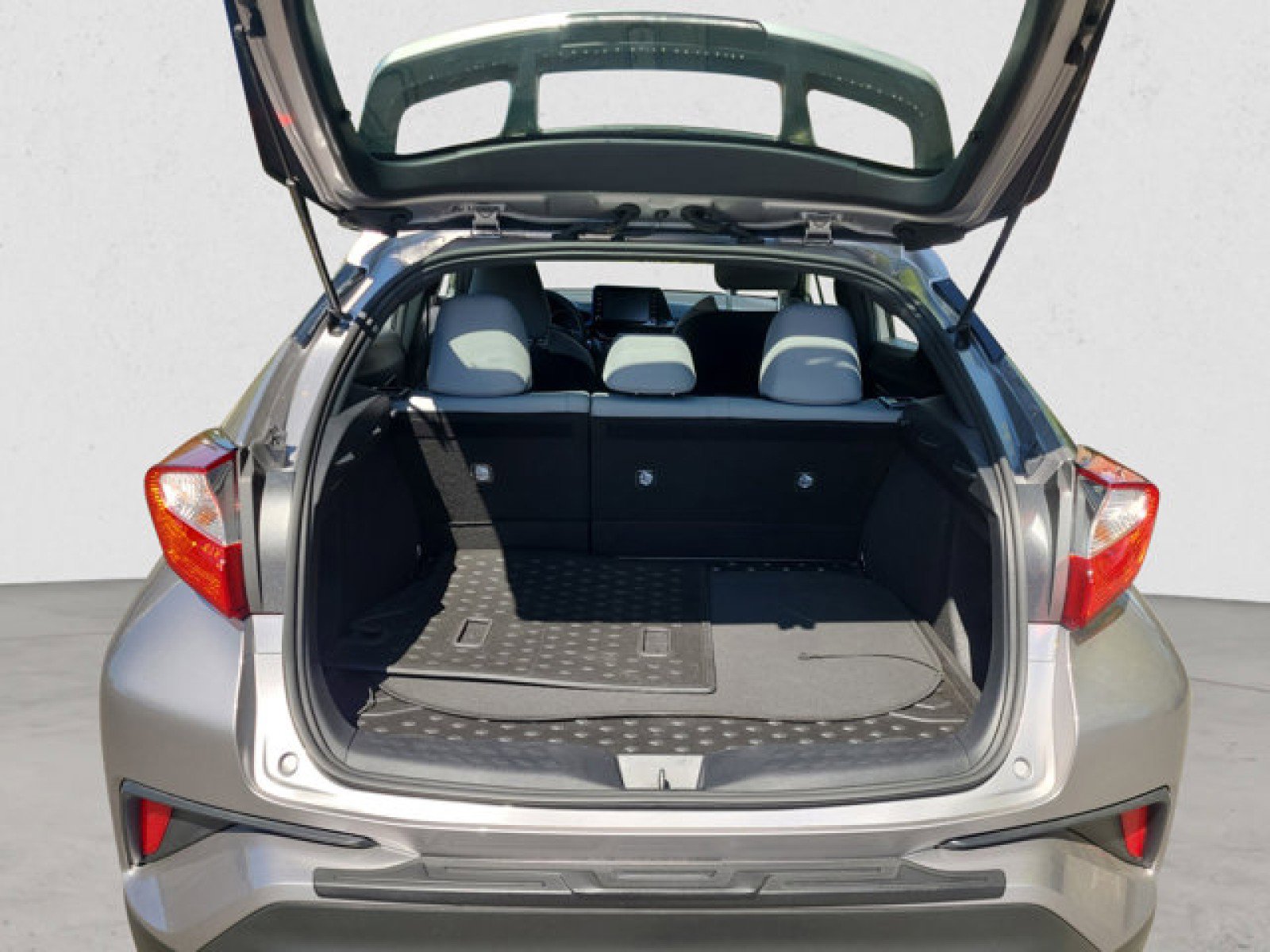 Used 2019 Toyota C-HR XLE image 19