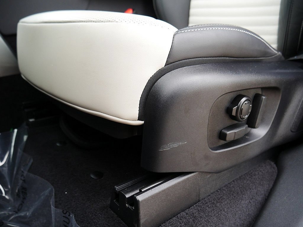 Used 2025 Land Rover Discovery Metropolitan Edition AWD/4WD image 12