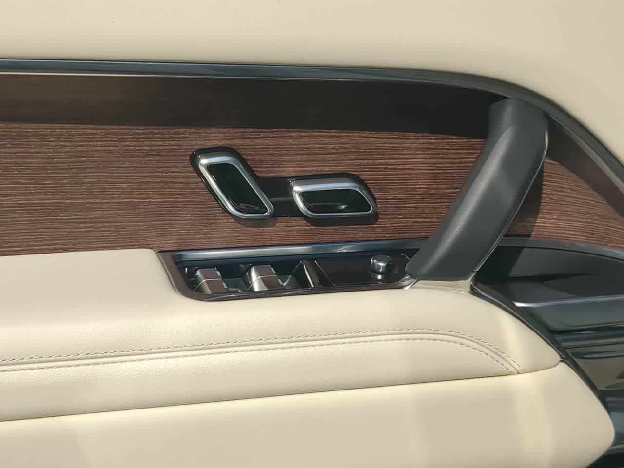 Certified 2025 Land Rover Range Rover SE AWD/4WD image 18