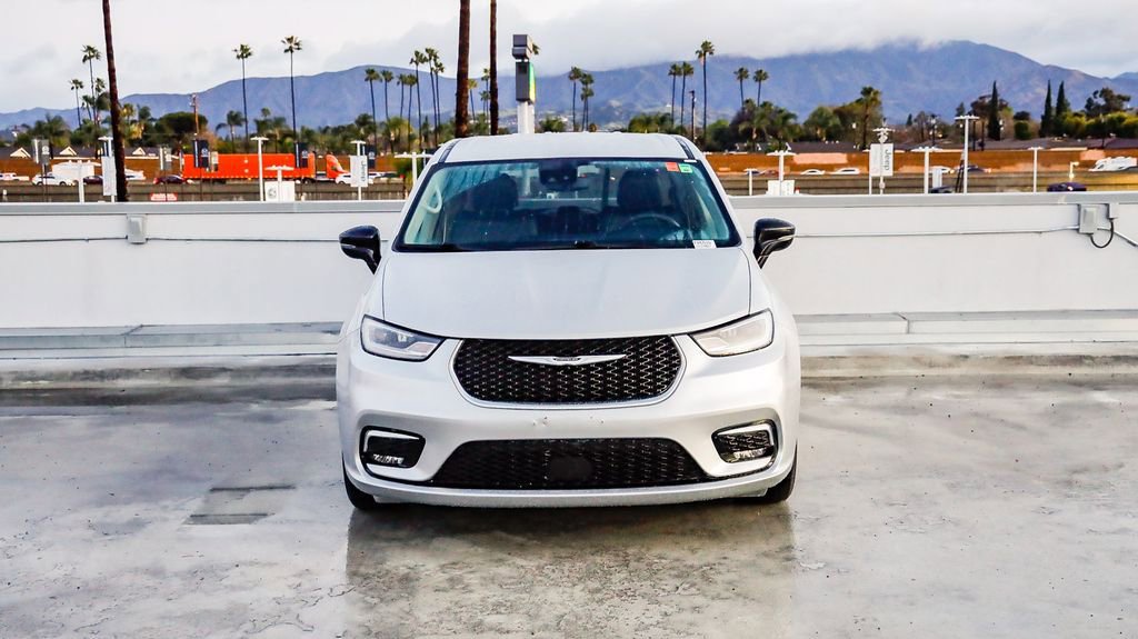 Certified 2024 Chrysler Pacifica Touring-L image 3