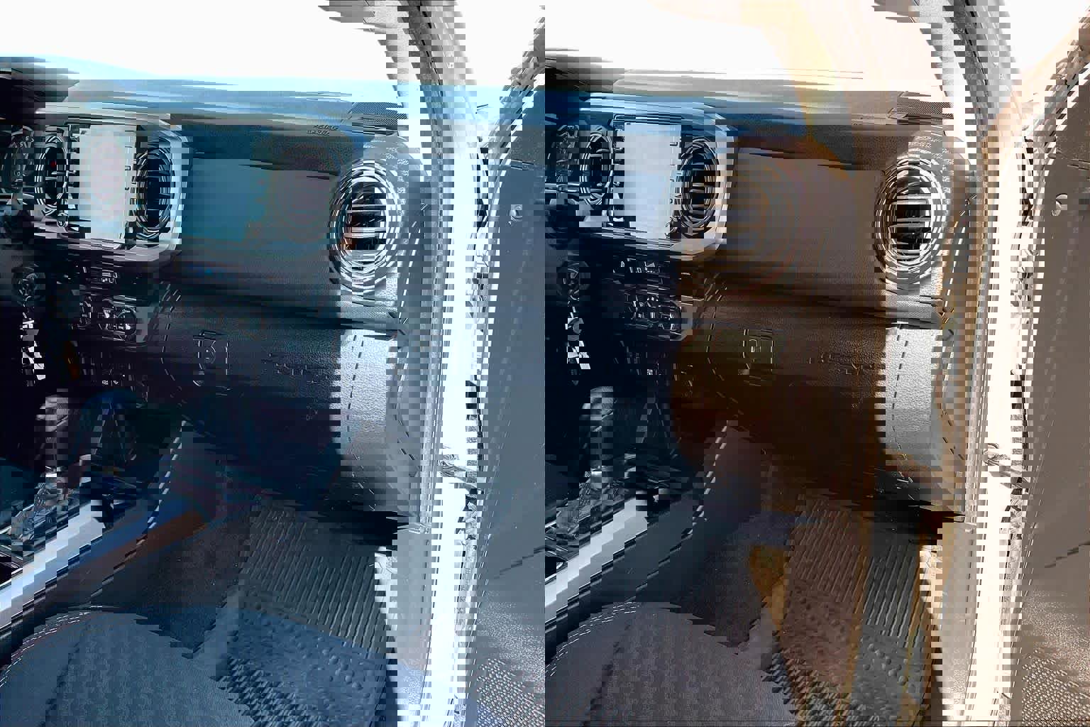 Used 2021 Toyota Tacoma SR5 w/ Trail Edition image 18