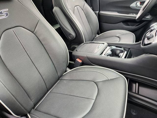 New 2026 Chrysler Pacifica Limited FWD image 10