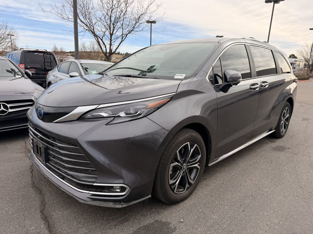 Used 2025 Toyota Sienna Platinum image 2
