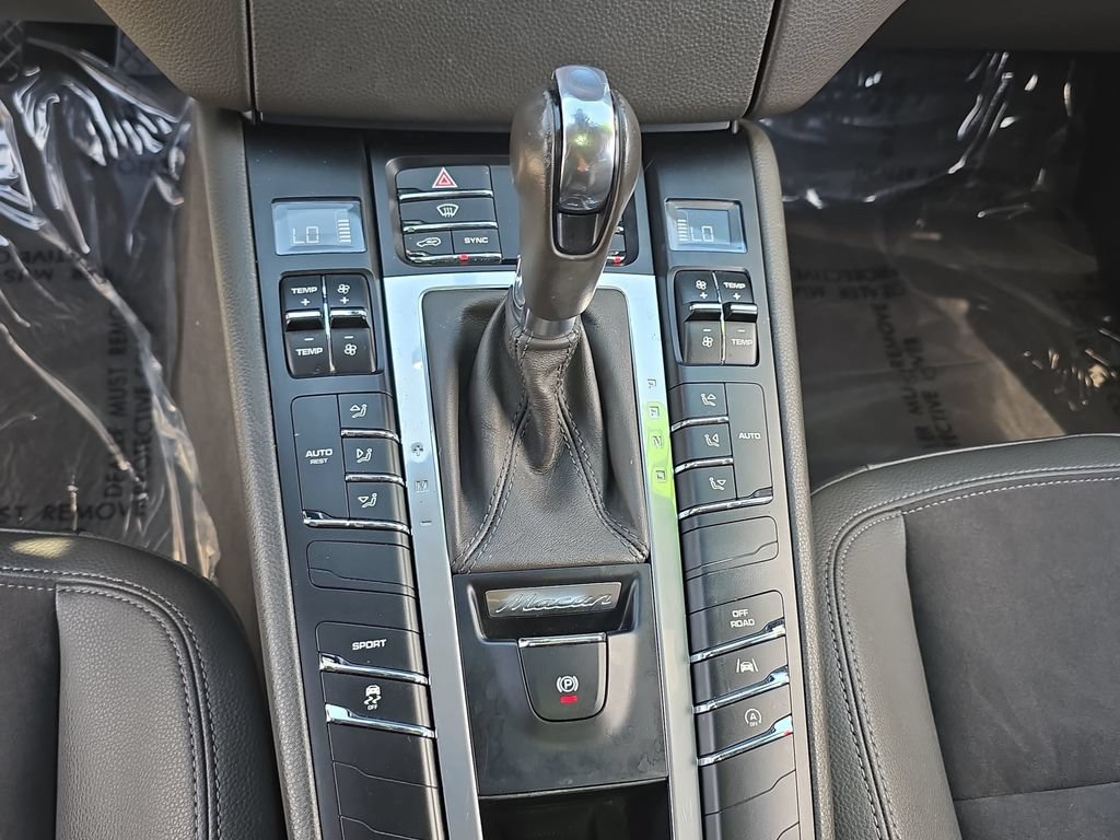 Used 2018 Porsche Macan AWD/4WD image 28
