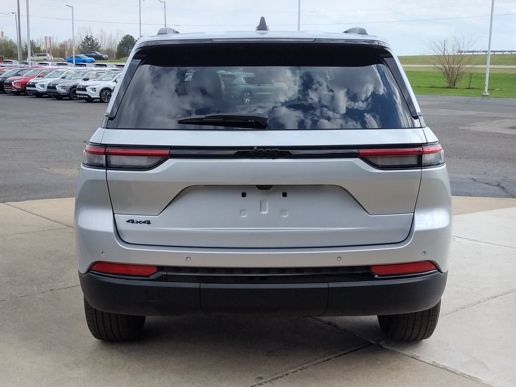 Used 2025 Jeep Grand Cherokee Altitude AWD/4WD image 15