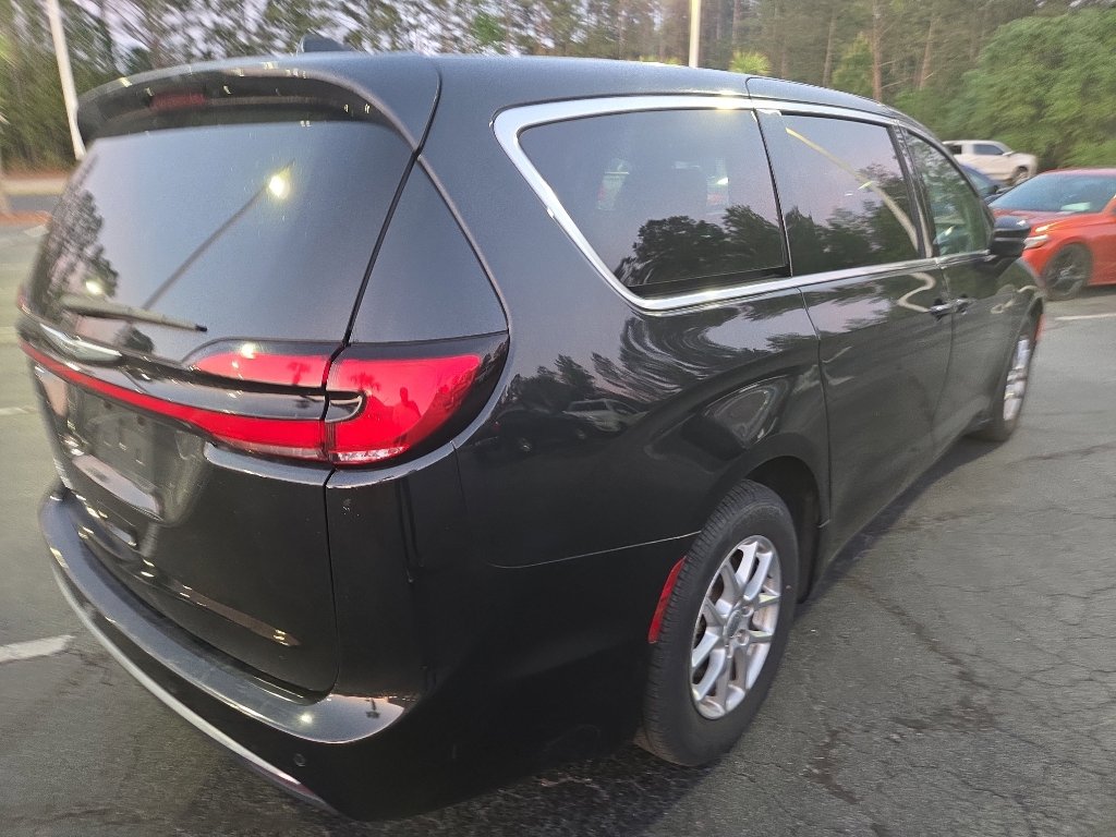 Used 2023 Chrysler Pacifica Touring-L image 6