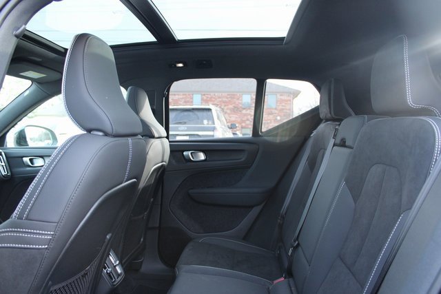 Used 2025 Volvo XC40 B5 Plus image 31