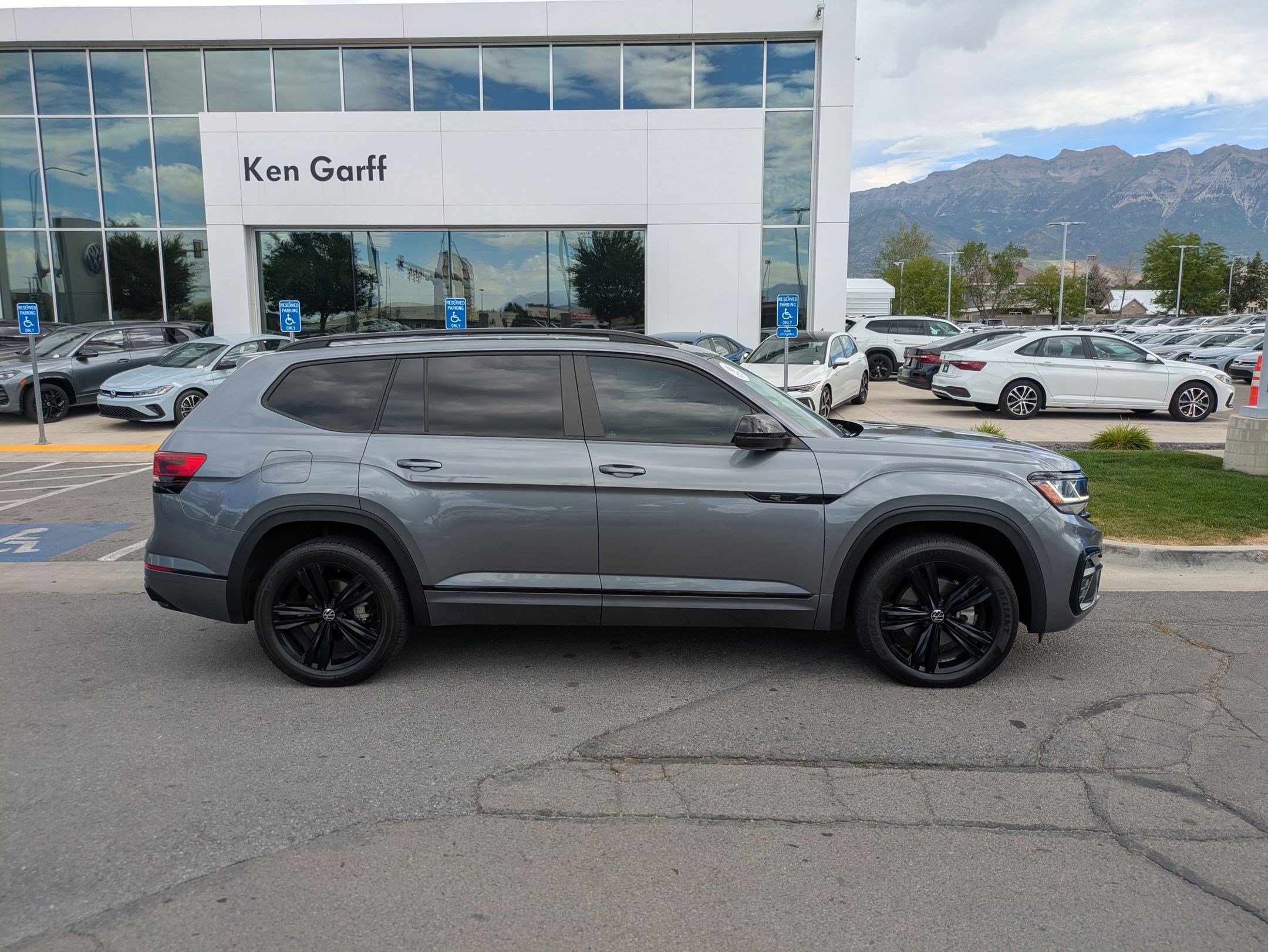 Certified 2023 Volkswagen Atlas SEL R-Line AWD/4WD image 2