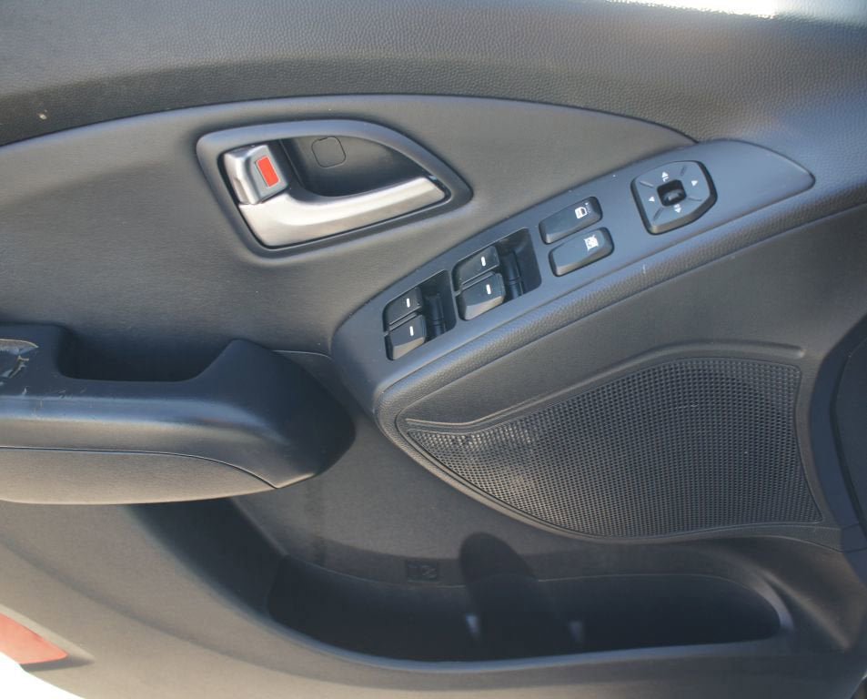 Used 2011 Hyundai Tucson GLS image 18