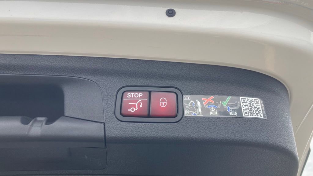 Used 2025 Mercedes-Benz GLE 450e 4MATIC image 26