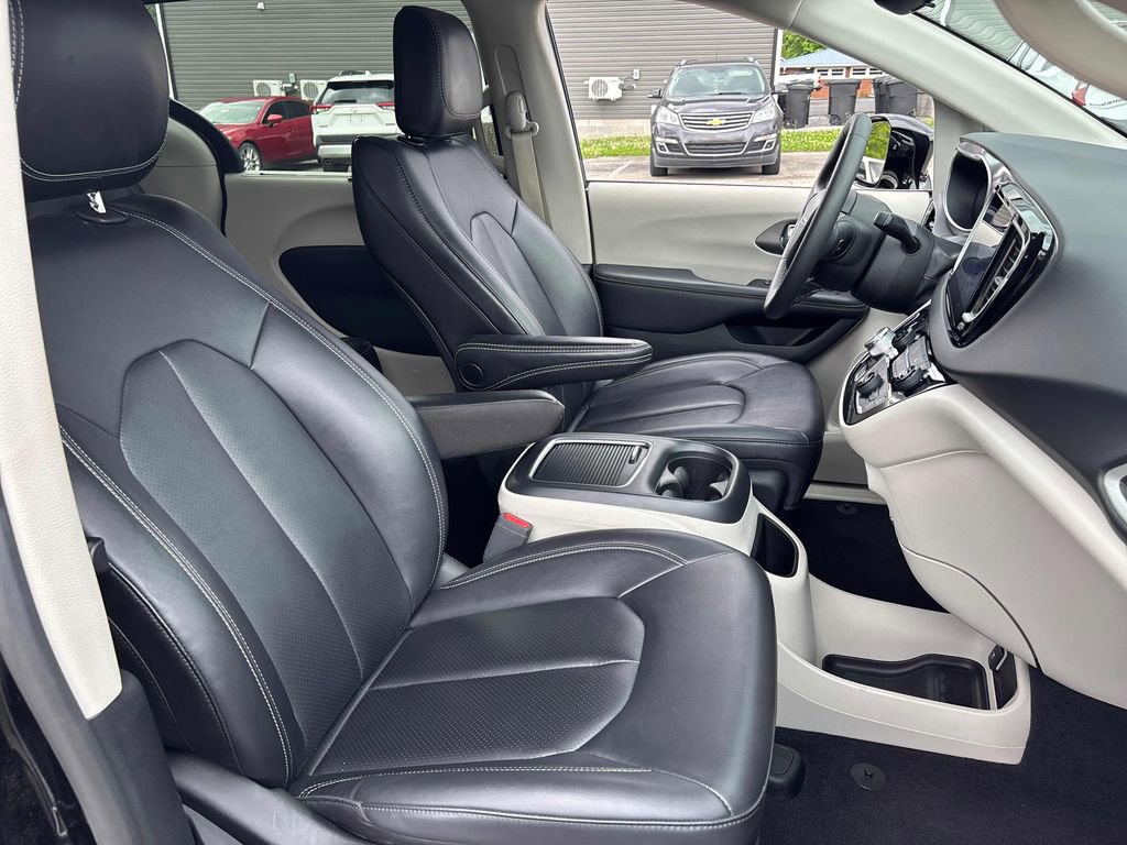 Used 2024 Chrysler Pacifica Touring-L FWD image 30