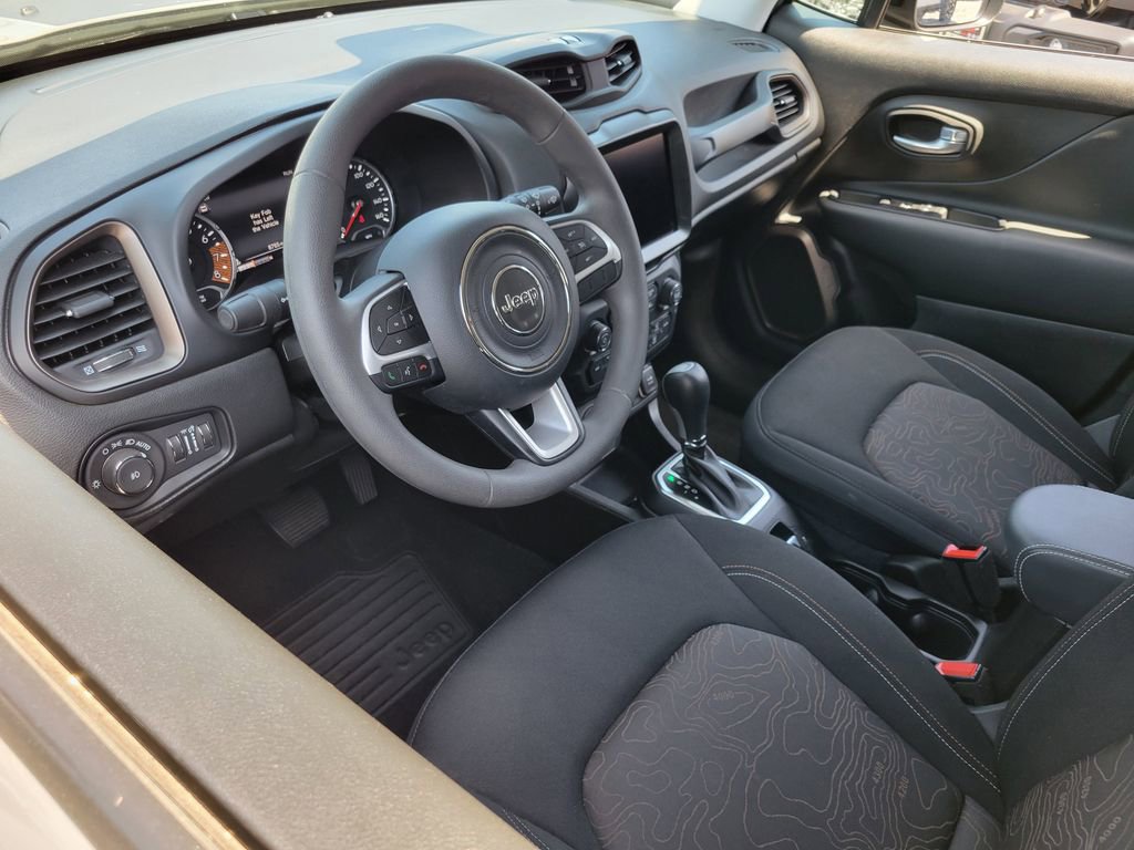 Used 2023 Jeep Renegade Latitude AWD/4WD image 3