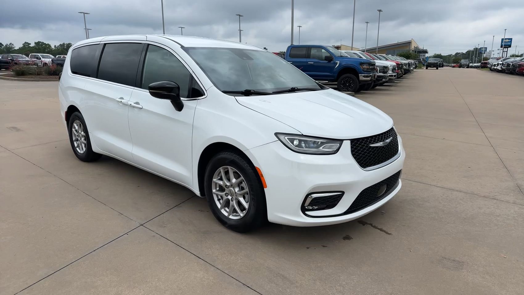 Used 2025 Chrysler Pacifica Select FWD image 3