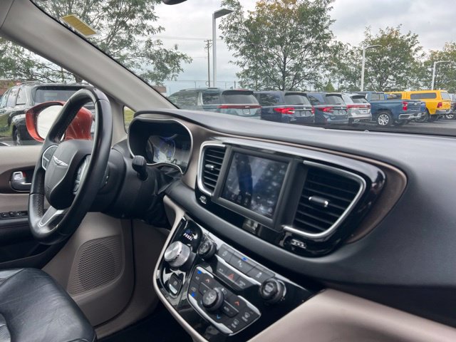 Used 2018 Chrysler Pacifica Touring-L w/ Tire & Wheel Group FWD image 34