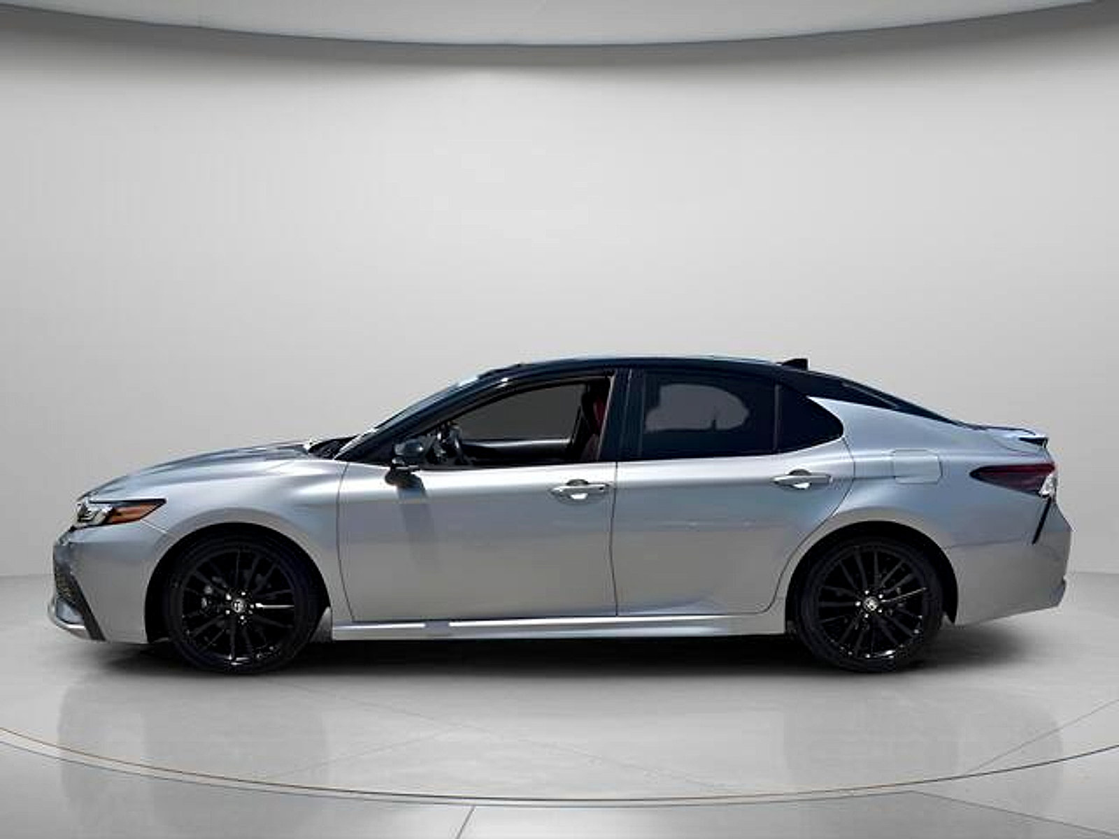 Used 2021 Toyota Camry XSE w/ Navigation Package FWD image 3