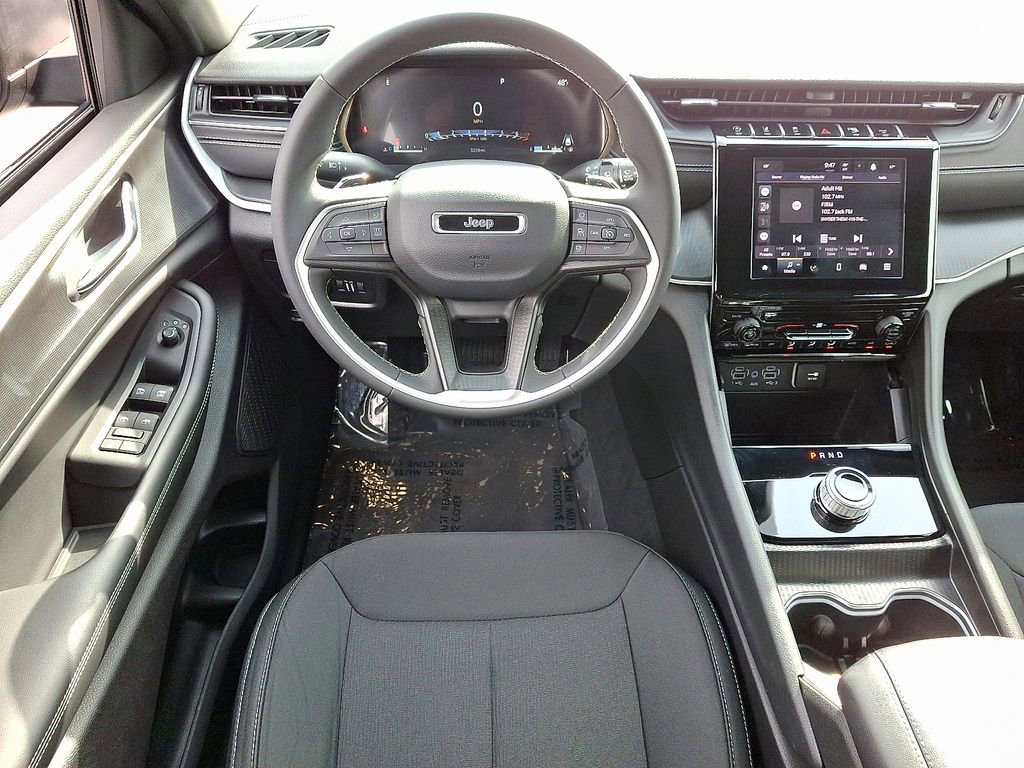 Used 2025 Jeep Grand Cherokee Laredo image 11