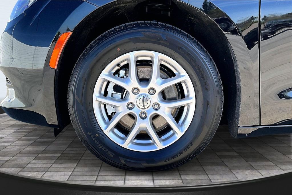 Certified 2024 Chrysler Voyager LX image 33