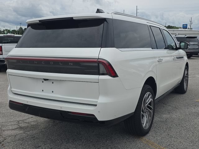 Used 2025 Lincoln Navigator L Reserve AWD/4WD image 5