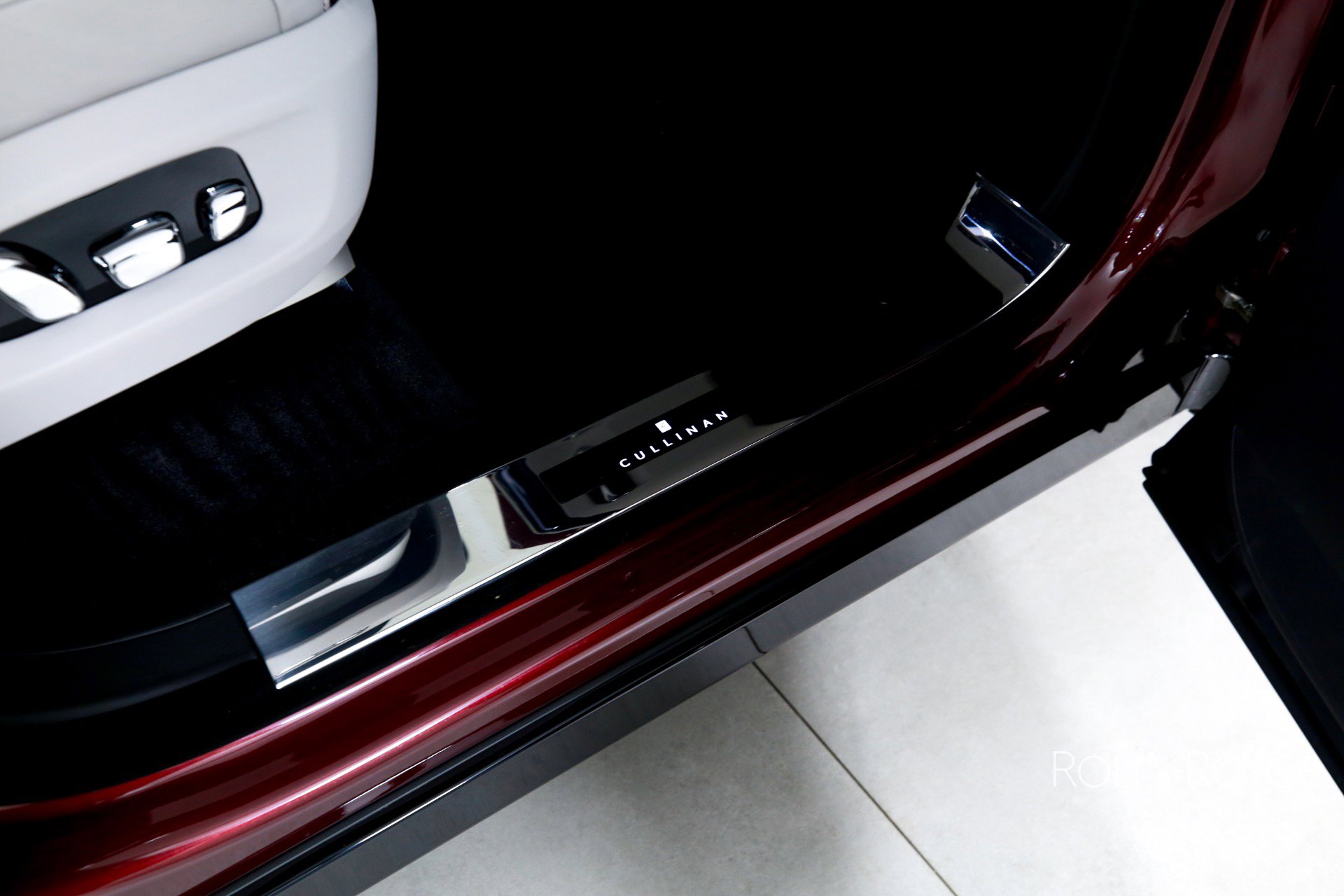 Certified 2025 Rolls-Royce Cullinan AWD/4WD image 36